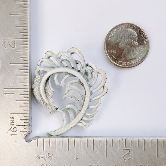 VTG Signed Gerrys Mid Century Brooch White Enamel Swirl Costume Jewelry Pin - Picture 6 of 8